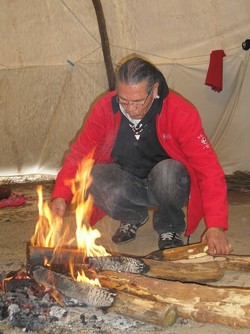 James Robideau près du feu